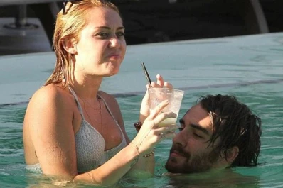 A días de comprometerse, ¿Miley Cyrus engaña a Liam Hemsworth?