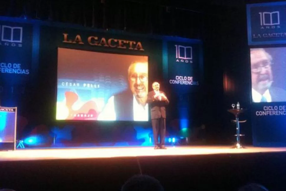 MI TRABAJO. Pelli inició puntualmente su charla en el San Martín. LA GACETA / FOTO DE FEDERICO TURPE (VIA TWITTER)
