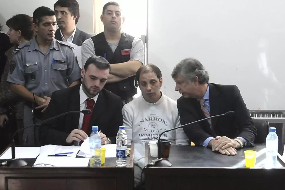 VEREDICTO. Vázquez, acompañado por sus abogados en la sala de audiencias. DYN