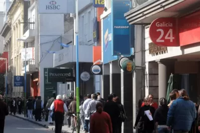 Los bancos piden calma y dicen que no faltará dinero en los cajeros