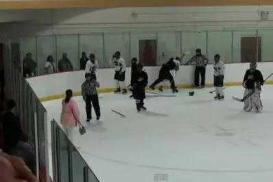 Una madre salvó a su hijo de una golpiza durante un partido de hockey sobre hielo