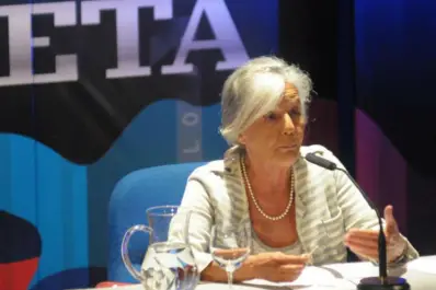 Sarlo contra Cristina: Que alquile un avión para trasladar al hijo