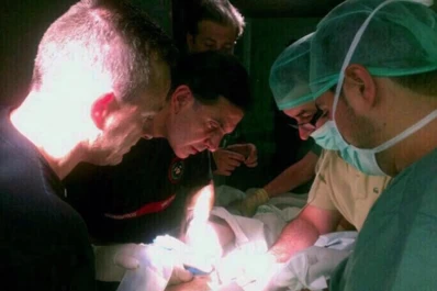 Investigan las fotos de la operación al hombre con el pene atrapado en un tubo