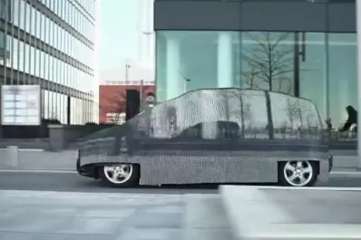 Mercedes Benz promociona un auto invisible