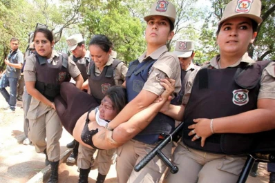 Al menos 18 muertos en un violento desalojo en Paraguay