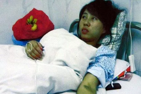 TRISTE. La joven madre permanece internada tras haber sido obligada a abortar. FOTO TOMADA DE DAILYMAIL.CO.UK