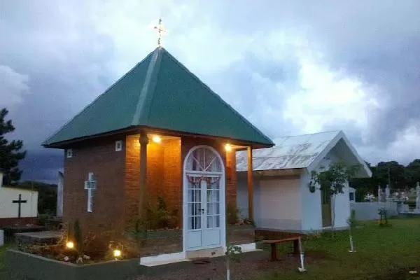 Una viuda enamorada duerme en el mausoleo de su difunto esposo