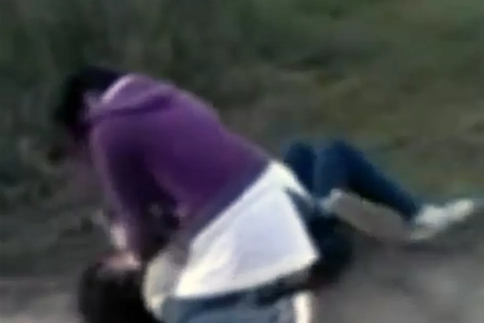 VIOLENTO CRUCE. Una de las chicas golpea duramente a la otra, y luego la arrastra de los pelos. CAPTURA DE VIDEO
