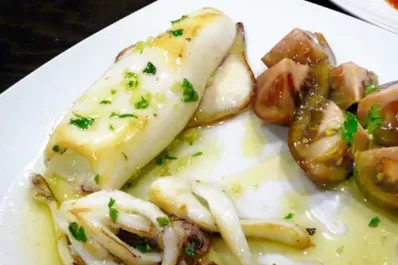 Se comió un calamar y le embarazó la boca