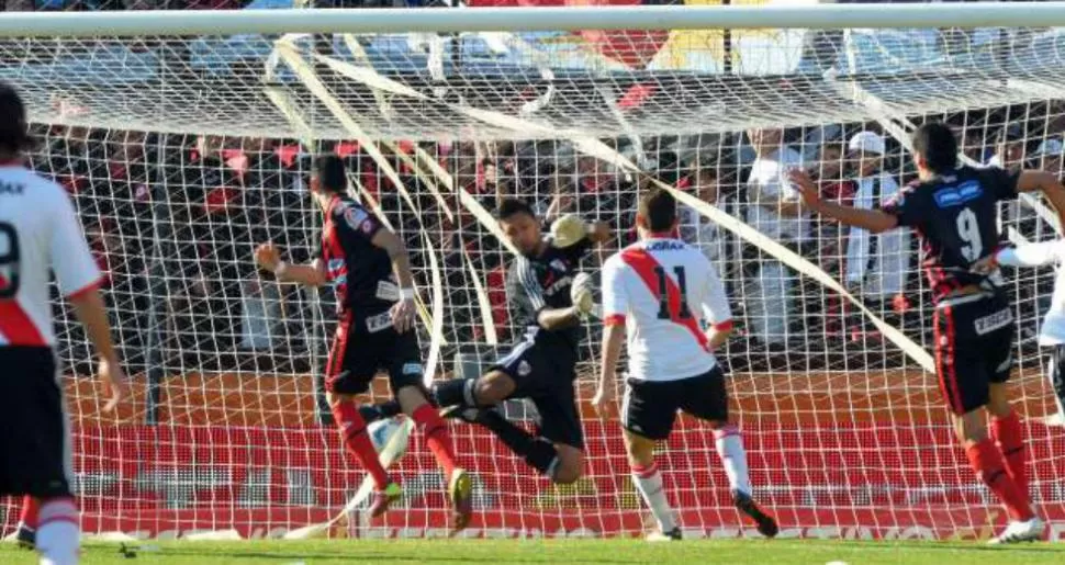 HACIA LA RED. Leonardo Acosta derrota la resistencia del arquero Daniel Vega, para poner a Patronato de Paraná al frente 1-0 ante River Plate. TELAM
