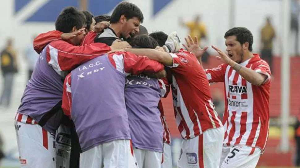 FESTEJO CORDOBES. Los jugadores celebran el primer gol de Insitituto anotado por Raúl Damiani. FOTO TOMADA DE LAVOZ.COM.AR