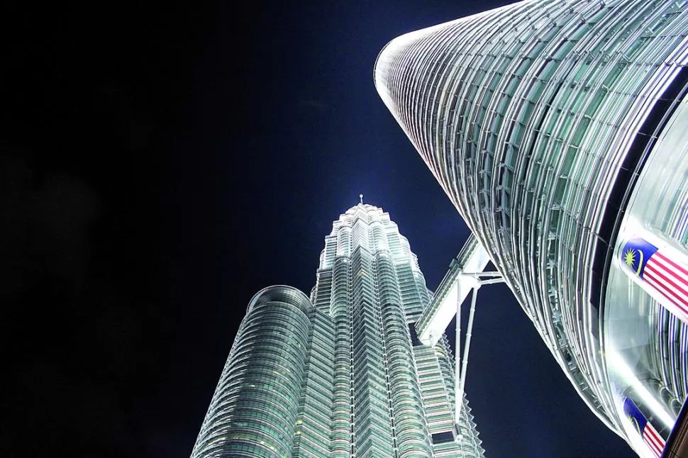 ESTRELLAS GEMELAS EN LA CAPITAL DE MALASIA. Las imponentes torres Petronas se elevan hasta los cielos oscuros de la noche de Kuala Lumpur, que sirve de telón de fondo para las majestuosas estructuras diseñadas por un tucumano. LA GACETA / ARCHIVO