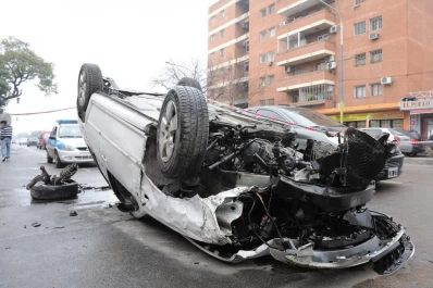 Espectacular vuelco en avenida Ejército del Norte y Mendoza