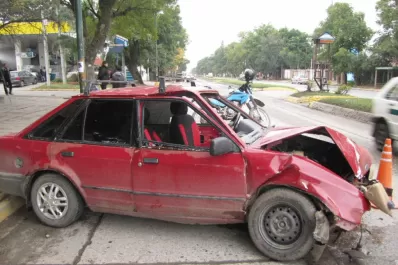 Salieron de una fiesta y chocaron contra una columna en la avenida Aconquija
