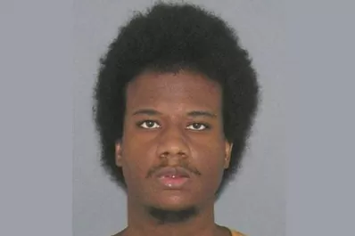 Lo arrestaron por tener relaciones con un oso de peluche en la vía pública