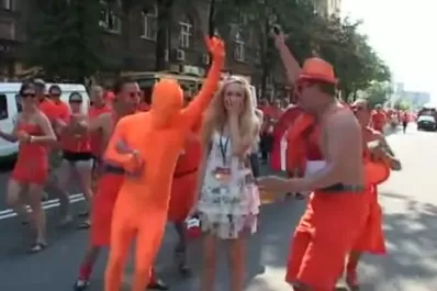 Una reportera acosada por fanáticos holandeses no pudo ni empezar su nota