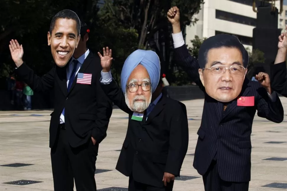 EN LOS CABOS, MÉXICO. Activistas representaron a los mandatarios de Estados Unidos, India y China para oponerse a la reunión de líderes del G-20. REUTERS 