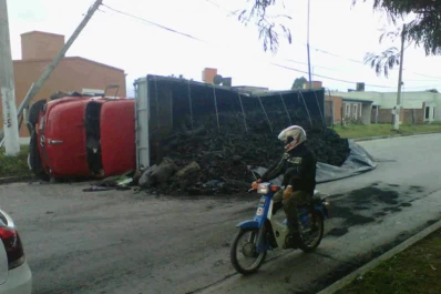 Se quedó sin frenos y chocó a una columna para evitar una tragedia
