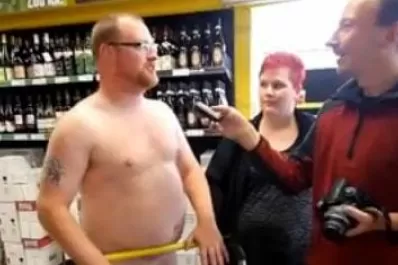 A cambio de un premio, entraron a comprar desnudos a un supermercado