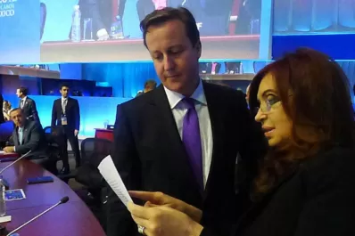 Cristina y Cameron se cruzaron por Malvinas en plena sesión del G-20