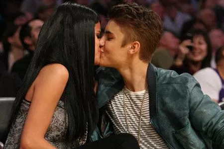 ENAMORADO. Justin Bieber habló de su beso a Selena Gomez. FOTO TOMADA DE EONLINE.COM