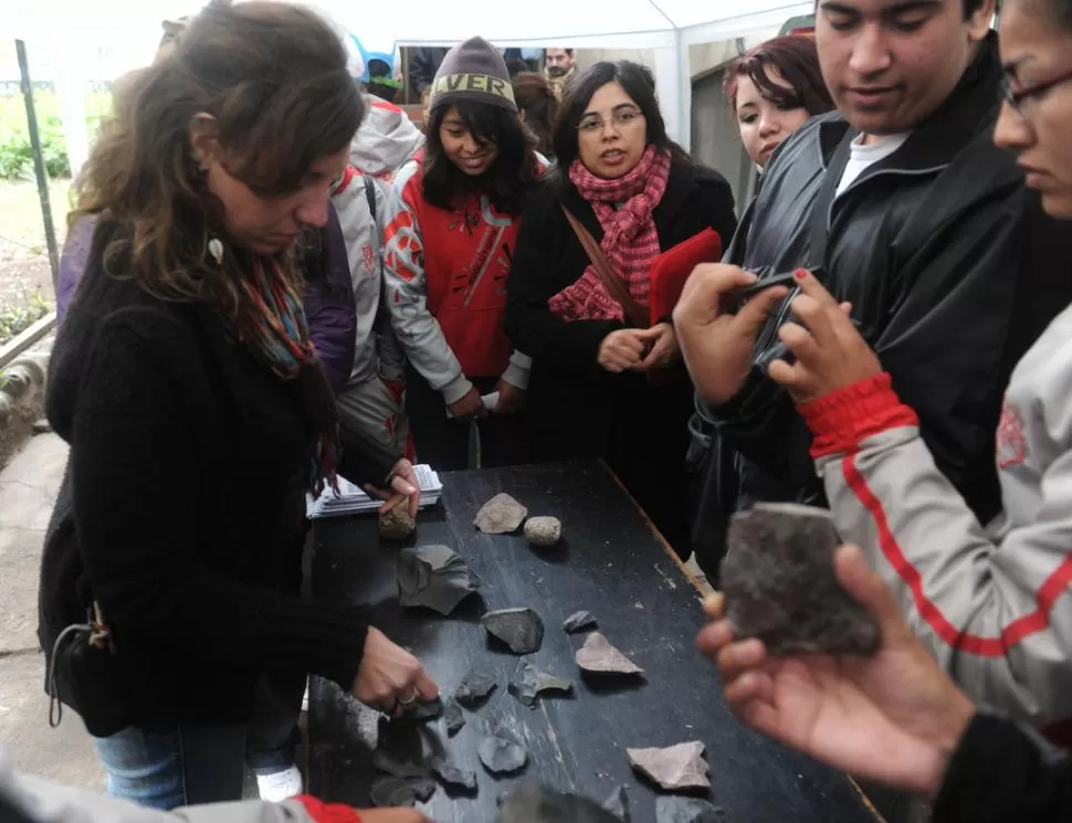 PROBANDO EL FILO. Los estudiantes comprobaron lo filosa que puede ser una lasca de basalto recién cortada. 