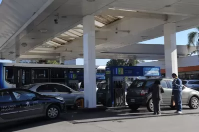Mañana se sentirá la falta de nafta en Tucumán