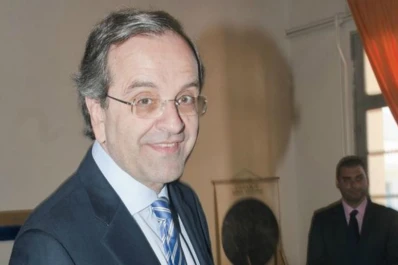El conservador Samaras ya es primer ministro de una Grecia en llamas