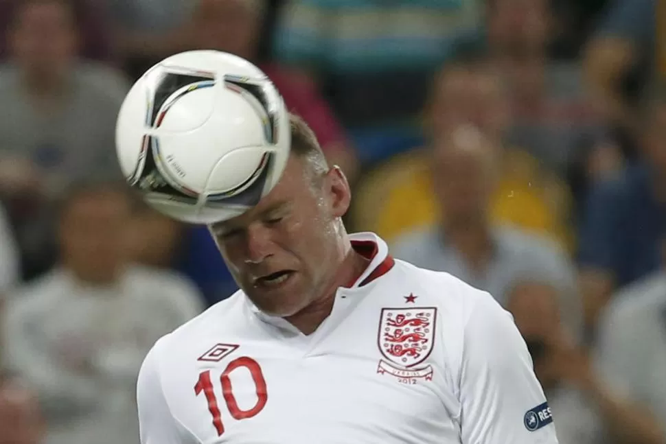 LA PELOTA HABLA. El inglés Rooney la cabecea. Distintas figuras de la Eurocopa dejaron las mejores frases de las últimas horas. REUTERS