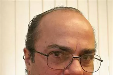 Monseñor Bargalló sería obligado a dejar el obispado por la difusión de las fotos románticas