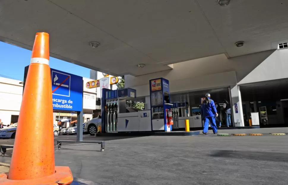 SURTIDORES VACIOS. Según el ministro De Vido, este mediodía ya faltaba combustible en el 85% de las estaciones de servicio de Tucumán. LA GACETA / FOTO DE FRANCO VERA