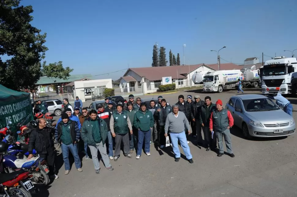 MEDIDA. Camioneros protestaron en la planta ubicada en Banda del Río Salí.  LA GACETA / FOTO DE FRANCO VERA