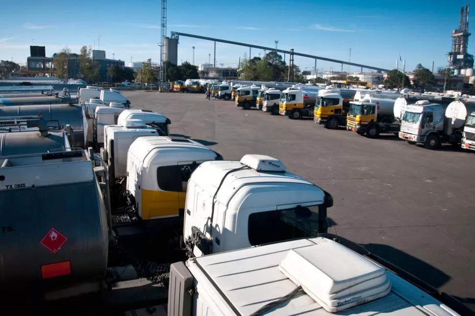 NO SE MOVERÁN. Los camiones permanecieron estacionados en las playas de las refinerías en 18 provincias distintas. NA
