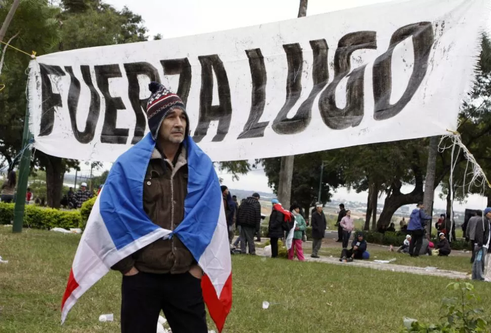 APOYO. Un seguidor del presidente paraguayo apuesta por la defensa del mandatario. REUTERS