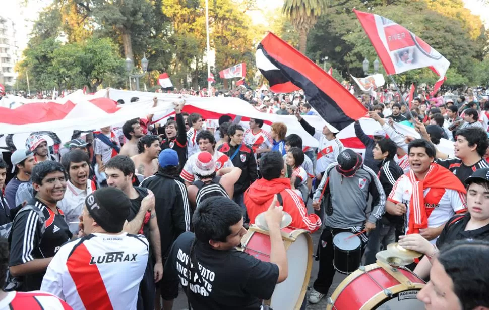 GRITO DE ALEGRIA. Los hinchas de River en Tucumán hicieron público su festejo por el ascenso a la Primera División. LA GACETA / FOTO DE FRANCO VERA