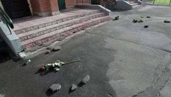 EL LUGAR DE LA TRAGEDIA. Dos rosas recuerdan a los pequeños. FOTO TOMADA DE EN.RIAN.RU