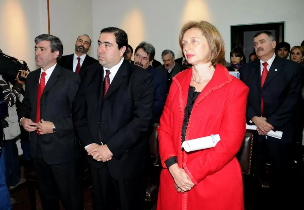MINORÍA Y MAYORÍA. Cano (izquierda), Mansilla y Rojkés asumieron en diciembre de 2009 como representantes tucumanos en la Cámara Alta.  LA GACETA / ARCHIVO