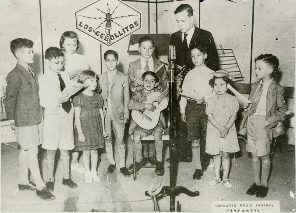 LOS CEBOLLITAS. Amadeo Vece, el Abuelito Crispín, junto a sus nietos, durante el primer programa, en 1937. LA GACETA / ARCHIVO