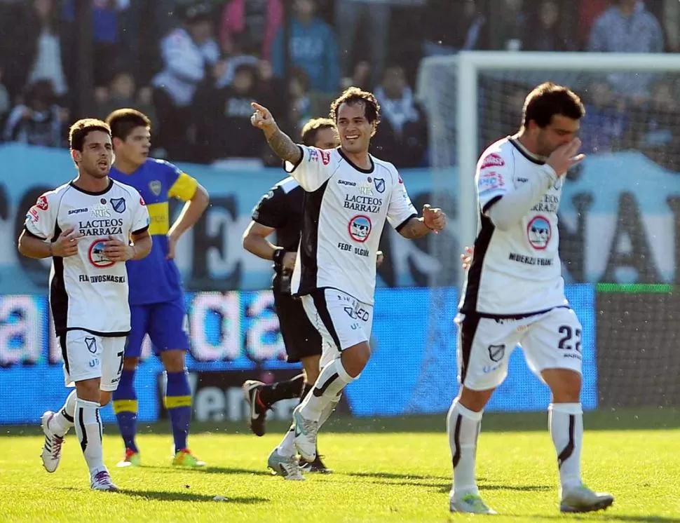 LA POSTAL DEL DÍA. El tucumano Emmanuel Perea festeja uno de los goles que dejó groggy a los xeneizes. TéLAM