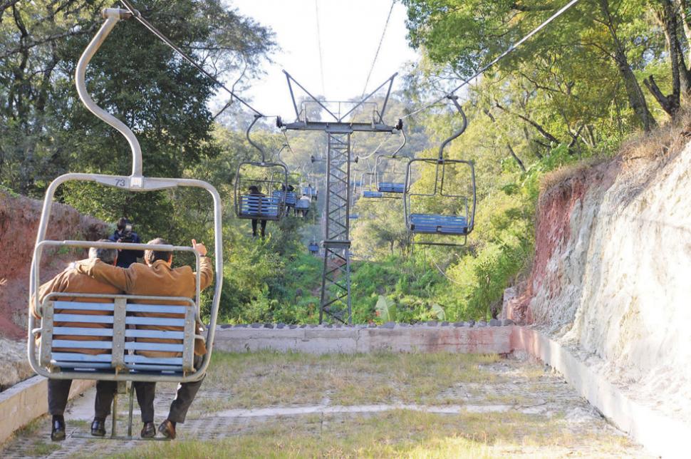 Racedo Aragón y Juri se quedaron colgados en las aerosillas