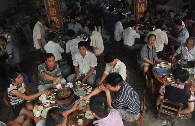 DENUNCIA. Activistas muestran fotos del consumo de peros en China. FOTO TOMADA DE INFORME21.COM