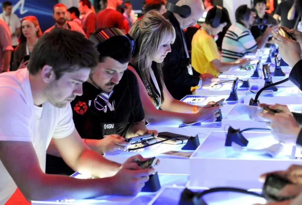 AFERRADOS A LA TECNOLOGÍA. Todos los jóvenes de la Generación Y tienen celular (smartphone), Internet en casa y PC, notebook o tablet. REUTERS