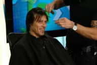 Almeyda cumplió la promesa y se cortó el pelo en TV
