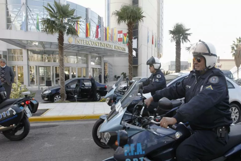 CUSTODIA. El hotel Intercontinental, donde se realizará el encuentro de presidentes está rodeado por un fuerte operativo policial. REUTERS