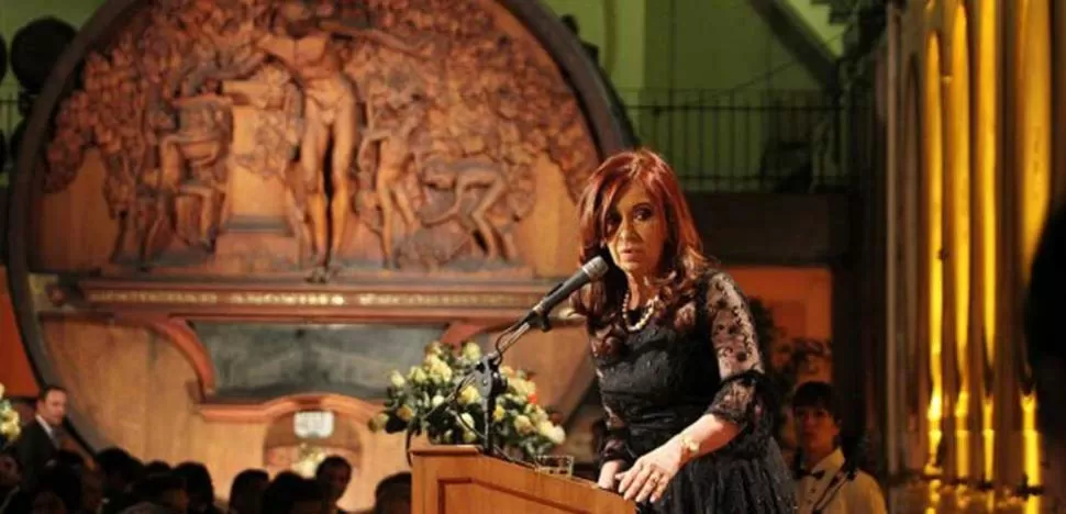BIENVENIDOS, PARES. La presidenta, en su breve discurso.  FOTO TOMADA DE MDZOL.COM  / IGNACIO GARUFFI / BODEGA ESCORIHUELA GASCON