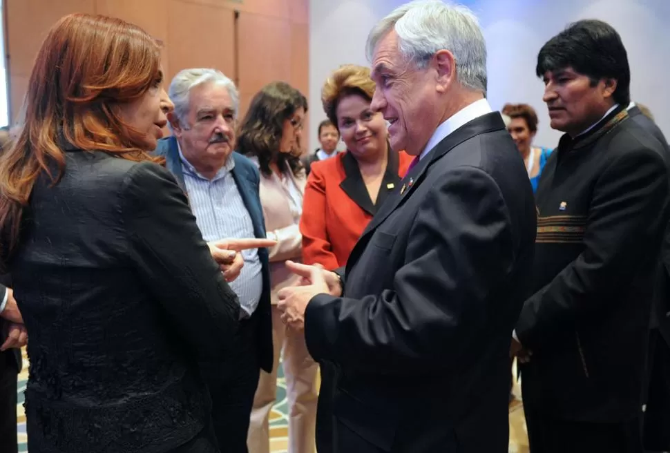 INCORPORACION. Cristina Kirchner dialogó con los presidentes de la región durante un receso.  DYN