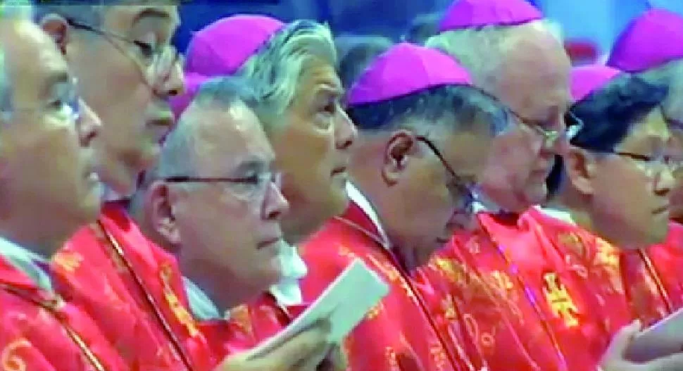 EN PLENA CEREMONIA. Zecca (segundo desde la izquierda) aparece junto a otros arzobispos del mundo.   GENTILEZA PADRE MIGUEL ALDERETE GARRIDO