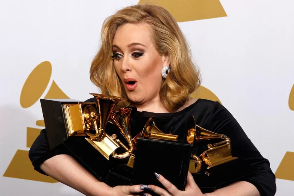 CON LOS BRAZOS OCUPADOS. Adele tendrá una nueva pasión. REUTERS.