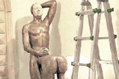 Una escultura de Berlusconi escandaliza al mundo