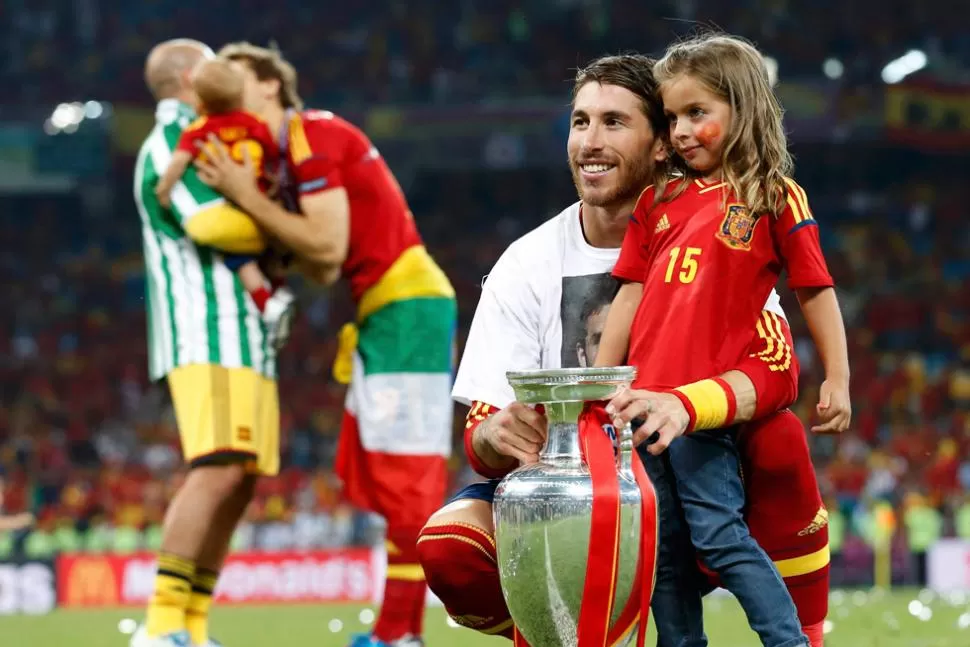 Sergio Ramos posa junto a su hija y a su segunda Eurocopa. REUTERS